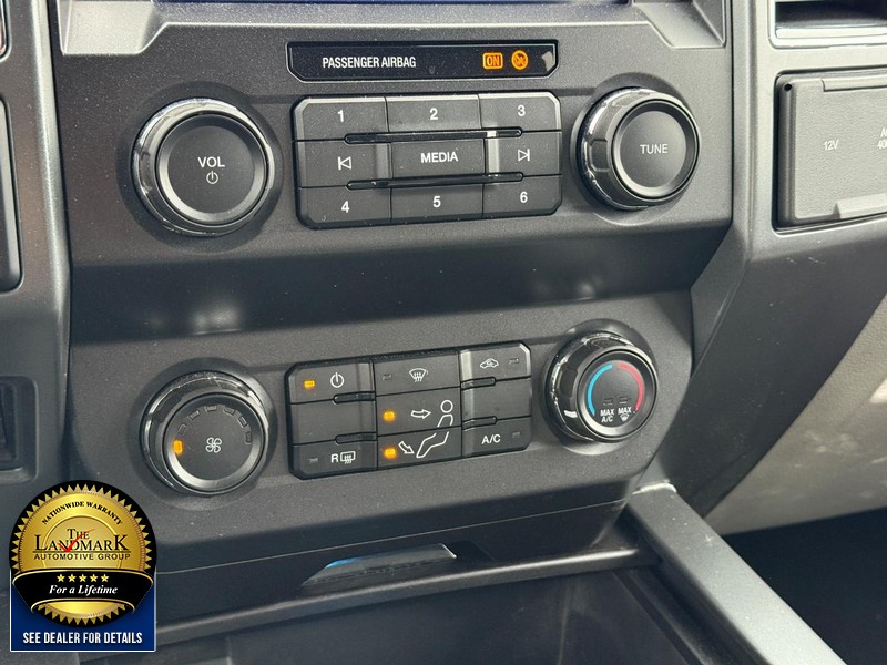 Ford Super Duty F-250 SRW Vehicle Full-screen Gallery Image 20