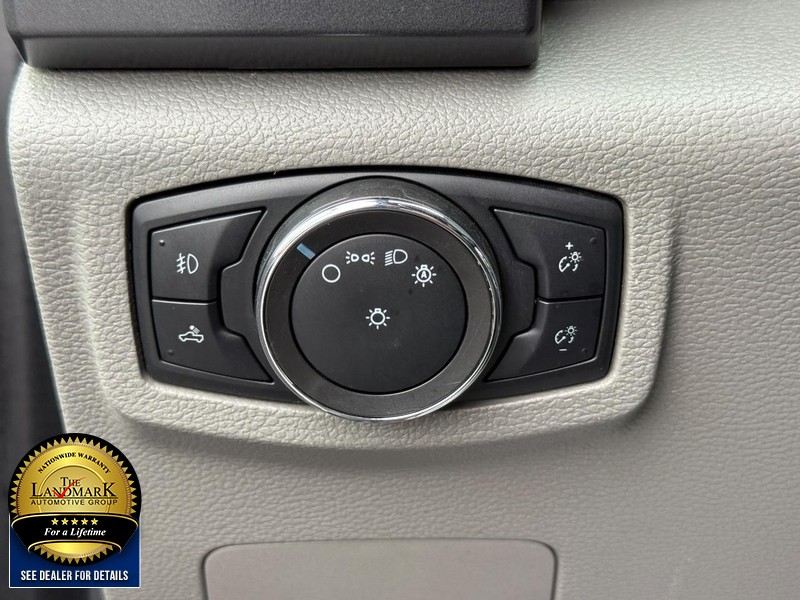 Ford Super Duty F-250 SRW Vehicle Full-screen Gallery Image 24