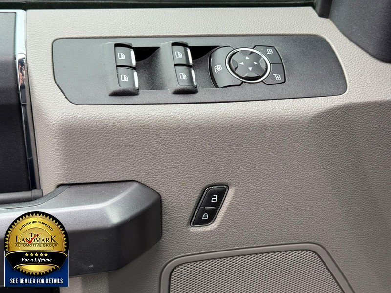 Ford Super Duty F-250 SRW Vehicle Full-screen Gallery Image 25