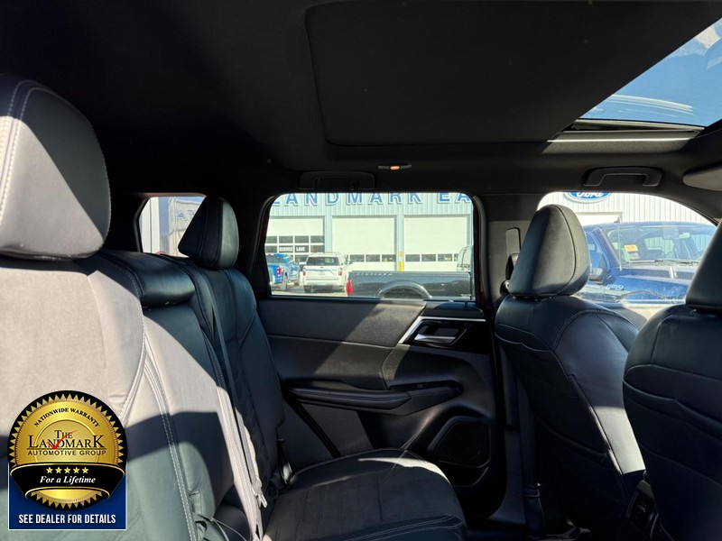 Mitsubishi Outlander Vehicle Full-screen Gallery Image 15