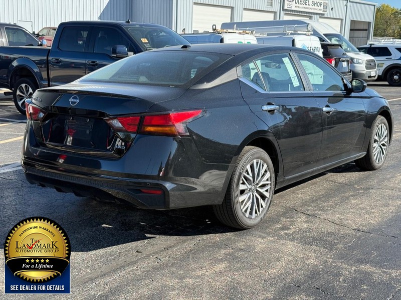 Nissan Altima Vehicle Full-screen Gallery Image 03