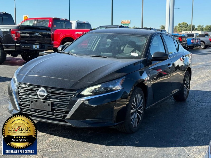 Nissan Altima Vehicle Full-screen Gallery Image 05