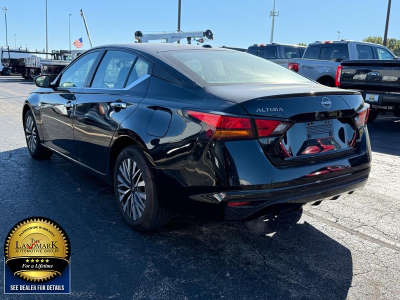 Nissan Altima Vehicle Full-screen Gallery Image 06