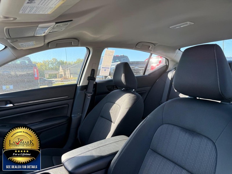 Nissan Altima Vehicle Full-screen Gallery Image 09