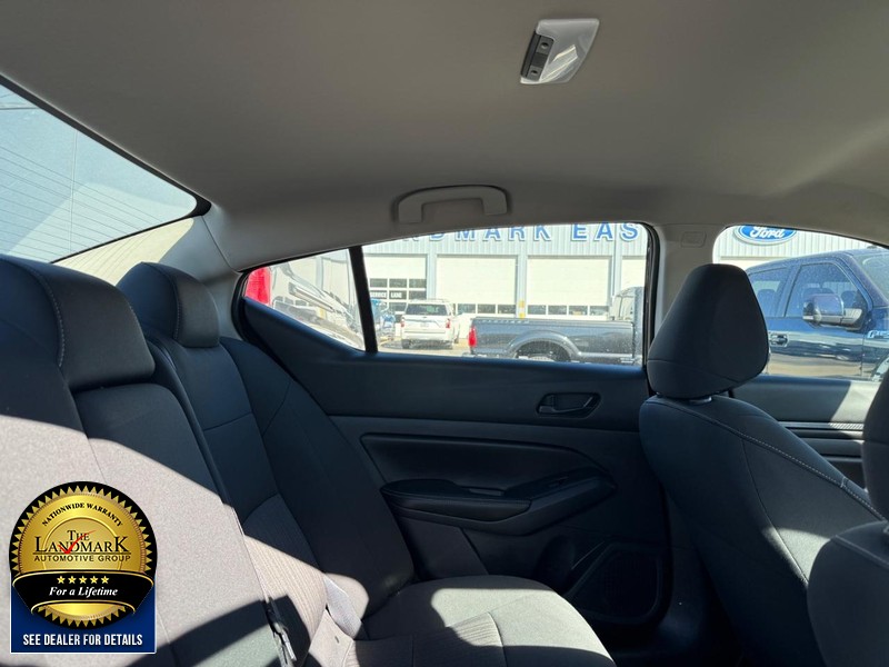 Nissan Altima Vehicle Full-screen Gallery Image 14