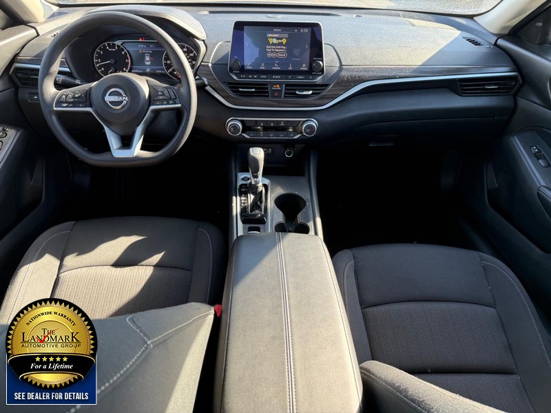 Nissan Altima Vehicle Full-screen Gallery Image 15