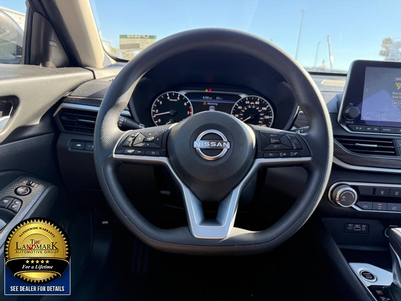 Nissan Altima Vehicle Full-screen Gallery Image 16