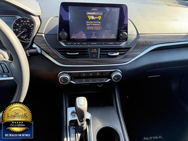 Nissan Altima Vehicle Full-screen Gallery Image 17