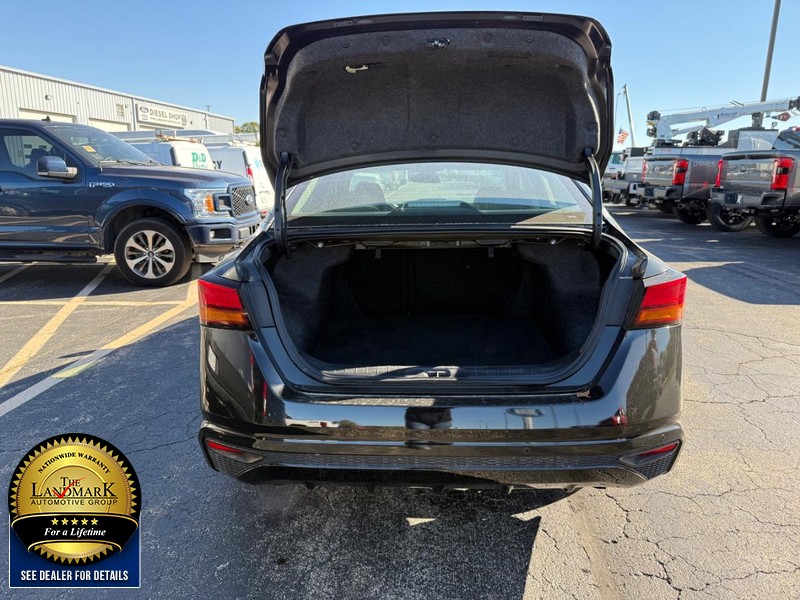 Nissan Altima Vehicle Full-screen Gallery Image 18