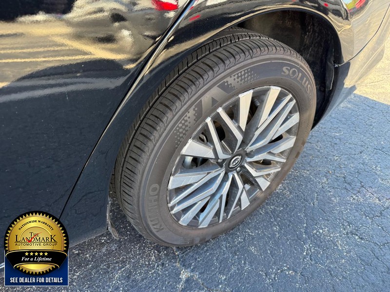 Nissan Altima Vehicle Full-screen Gallery Image 19