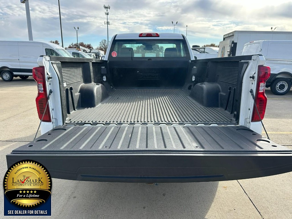 Chevrolet Silverado 1500 Vehicle Full-screen Gallery Image 17