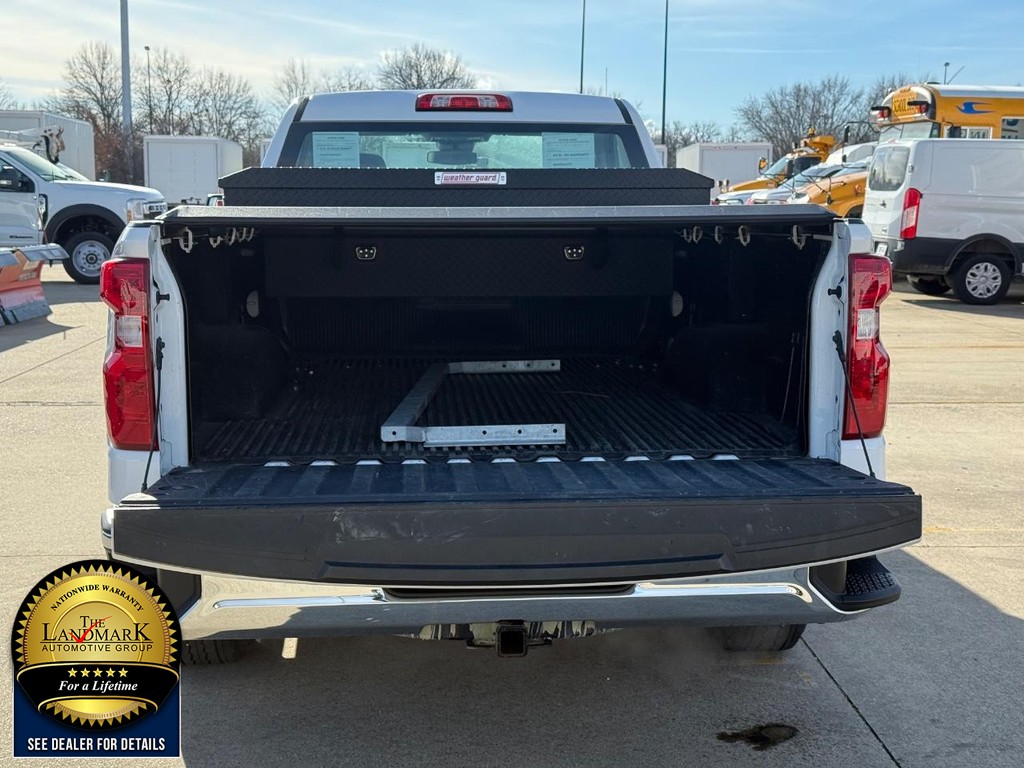 Chevrolet Silverado 1500 Vehicle Full-screen Gallery Image 17