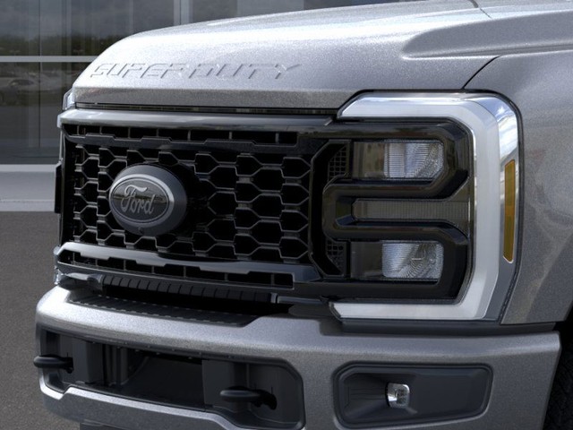 Ford F-250SD Vehicle Full-screen Gallery Image 17