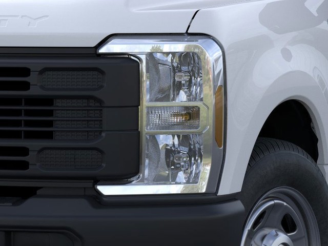 Ford F-350SD Vehicle Full-screen Gallery Image 18