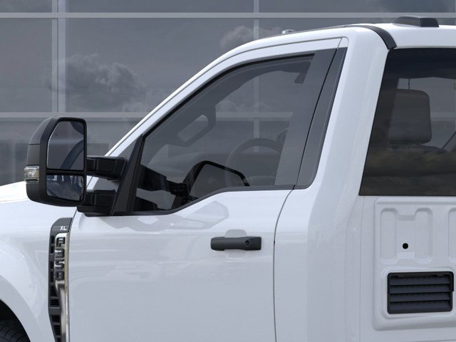 Ford F-350SD Vehicle Full-screen Gallery Image 20