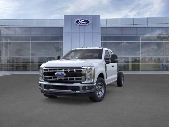 Ford F-350SD Vehicle Full-screen Gallery Image 2