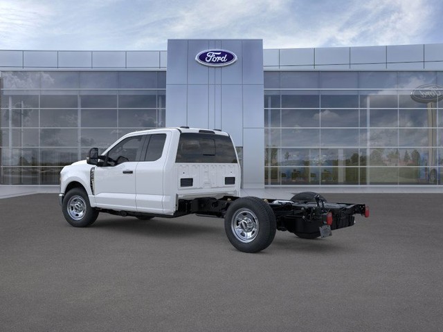 Ford F-350SD Vehicle Full-screen Gallery Image 4