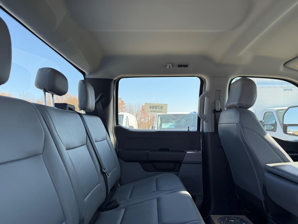 Ford Super Duty F-250 SRW Vehicle Full-screen Gallery Image 10