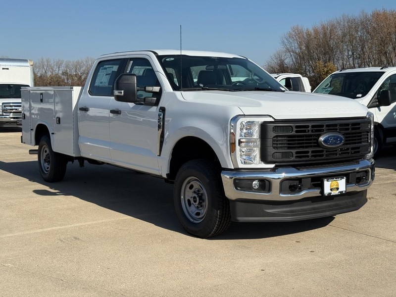 Ford Super Duty F-250 SRW Vehicle Full-screen Gallery Image 2