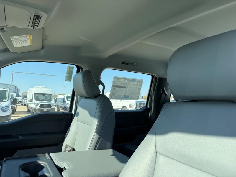 Ford Super Duty F-250 SRW Vehicle Full-screen Gallery Image 5