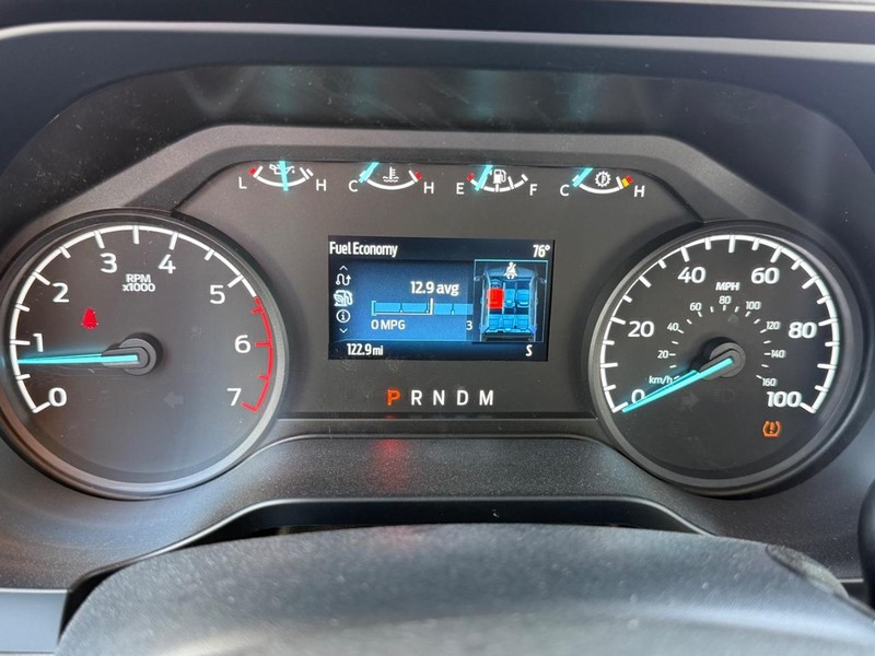 Ford Super Duty F-250 SRW Vehicle Full-screen Gallery Image 8