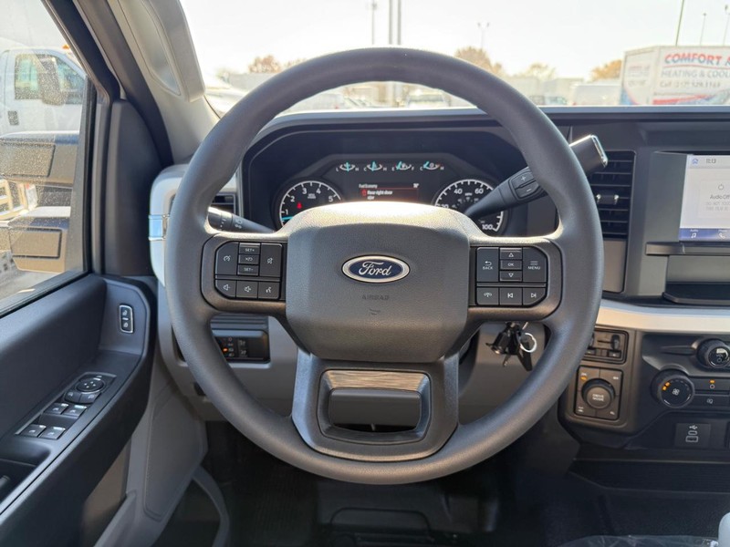 Ford Super Duty F-250 SRW Vehicle Full-screen Gallery Image 12