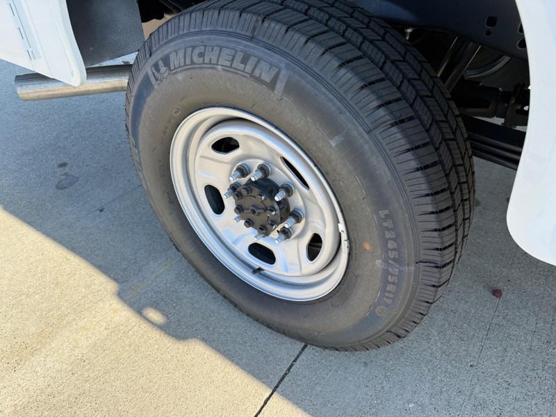 Ford Super Duty F-250 SRW Vehicle Full-screen Gallery Image 15