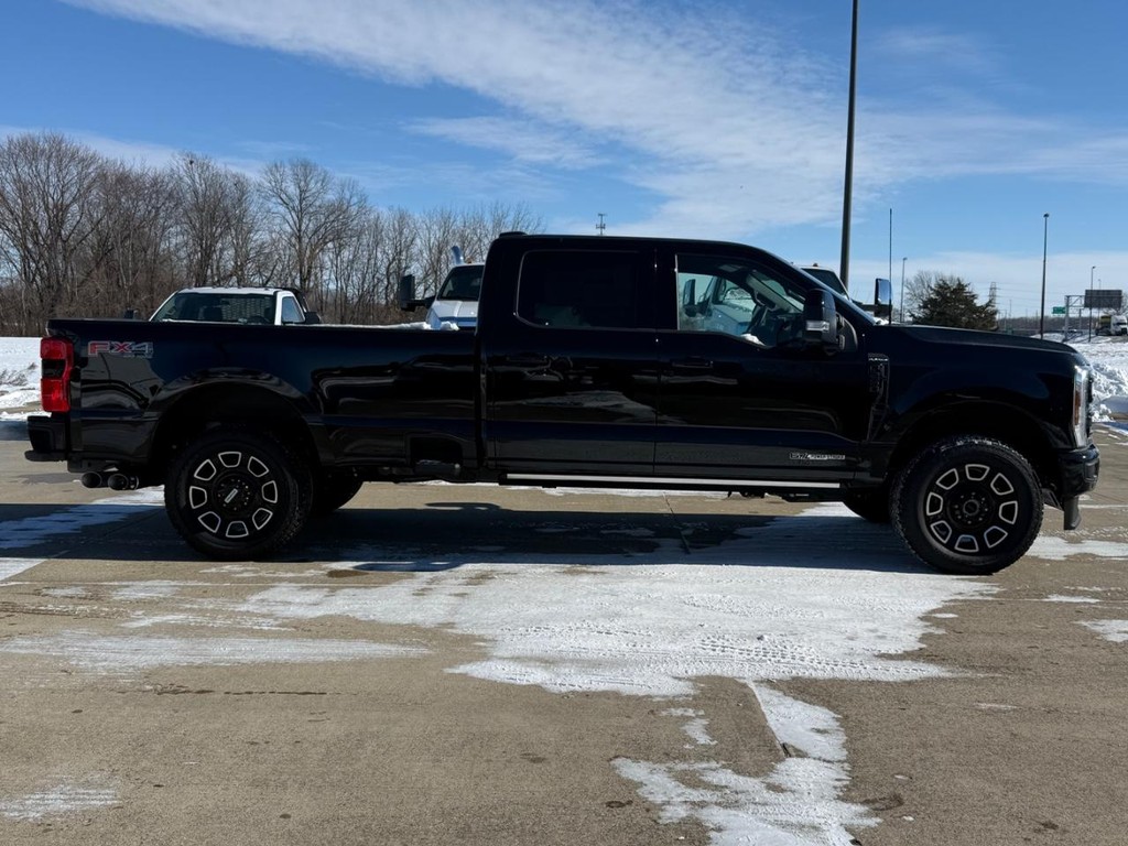 Ford Super Duty F-250 SRW Vehicle Full-screen Gallery Image 4