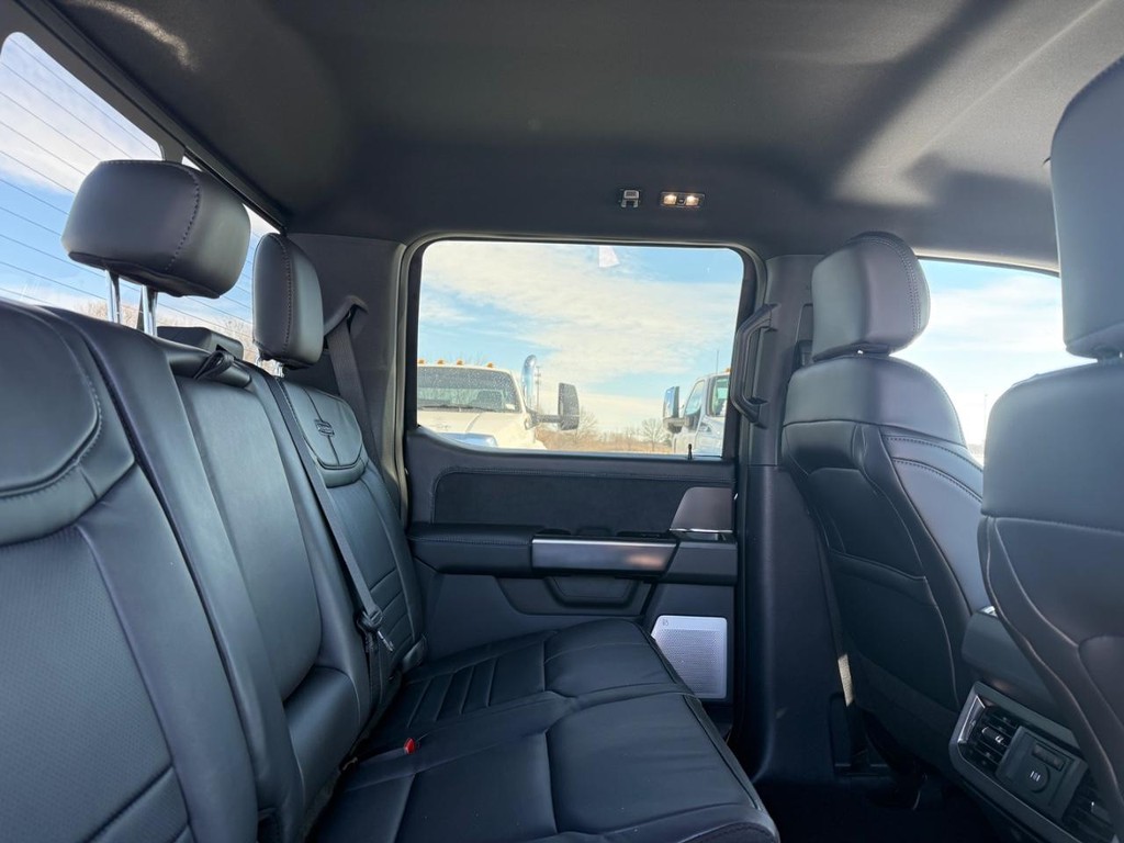 Ford Super Duty F-250 SRW Vehicle Full-screen Gallery Image 16