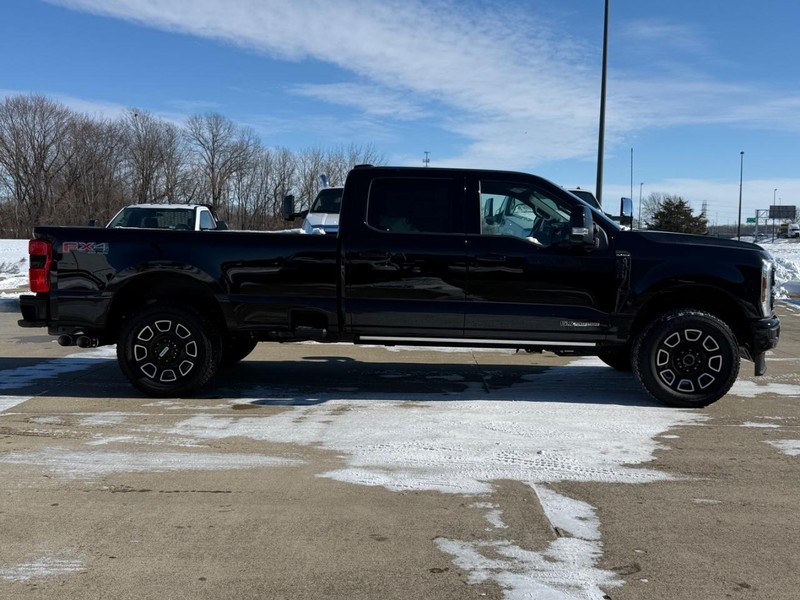 Ford Super Duty F-250 SRW Vehicle Full-screen Gallery Image 26