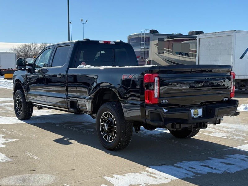 Ford Super Duty F-250 SRW Vehicle Full-screen Gallery Image 29