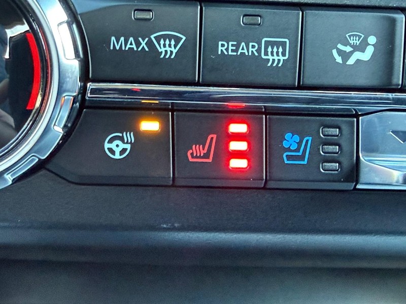 Ford Super Duty F-250 SRW Vehicle Full-screen Gallery Image 36