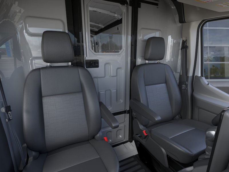 Ford Transit-250 Vehicle Full-screen Gallery Image 10