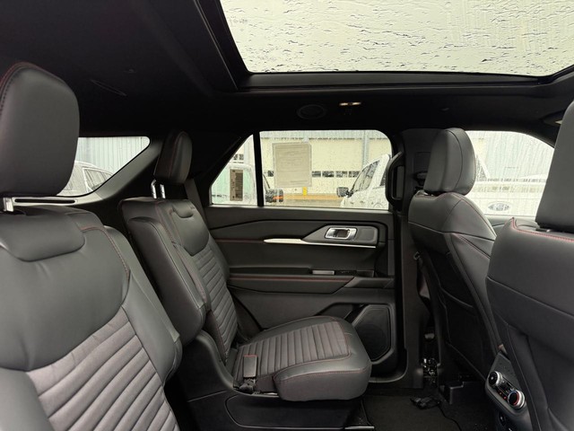 Ford Explorer Vehicle Full-screen Gallery Image 34