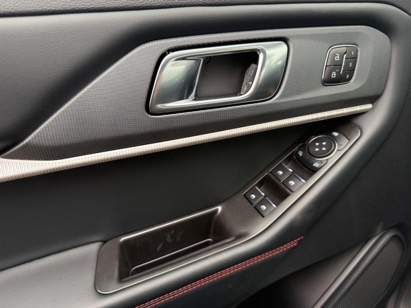 Ford Explorer Vehicle Full-screen Gallery Image 27