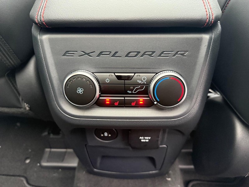 Ford Explorer Vehicle Full-screen Gallery Image 35