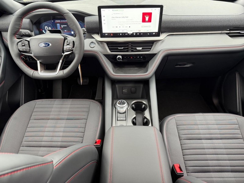 Ford Explorer Vehicle Full-screen Gallery Image 37