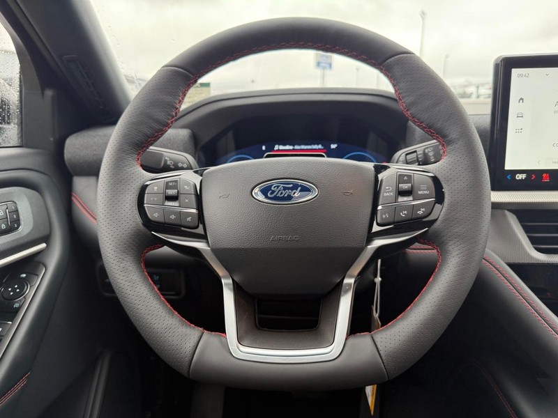 Ford Explorer Vehicle Full-screen Gallery Image 38