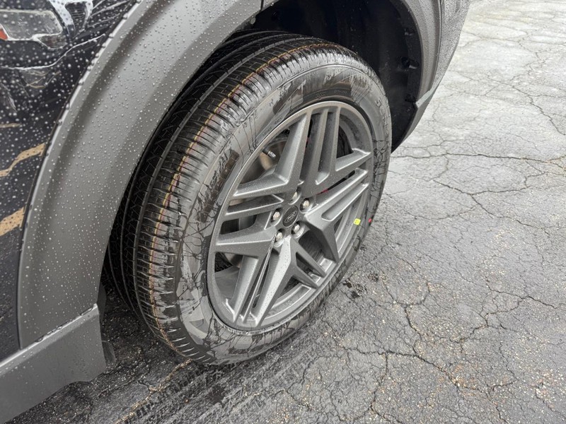 Ford Explorer Vehicle Full-screen Gallery Image 41