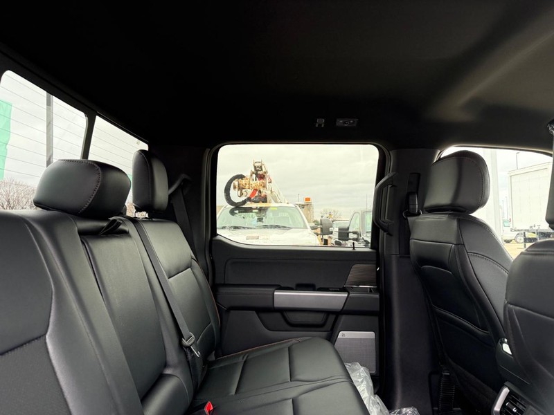 Ford F-150 Vehicle Full-screen Gallery Image 16
