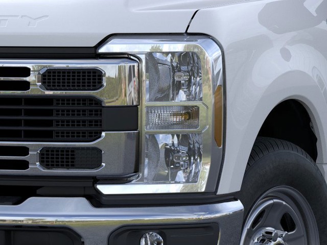 Ford F-350SD Vehicle Full-screen Gallery Image 18