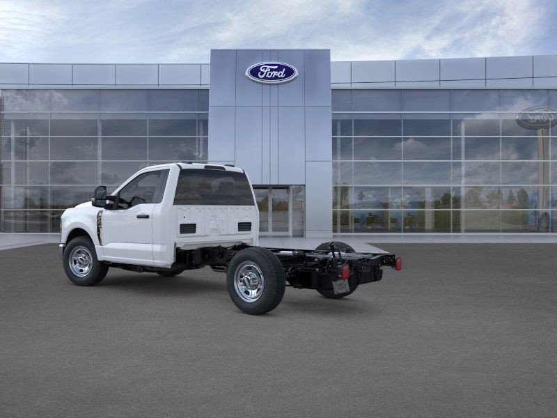 Ford Super Duty F-350 SRW Vehicle Full-screen Gallery Image 4