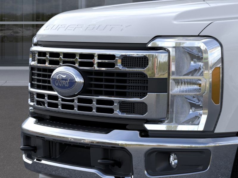 Ford Super Duty F-350 SRW Vehicle Full-screen Gallery Image 17