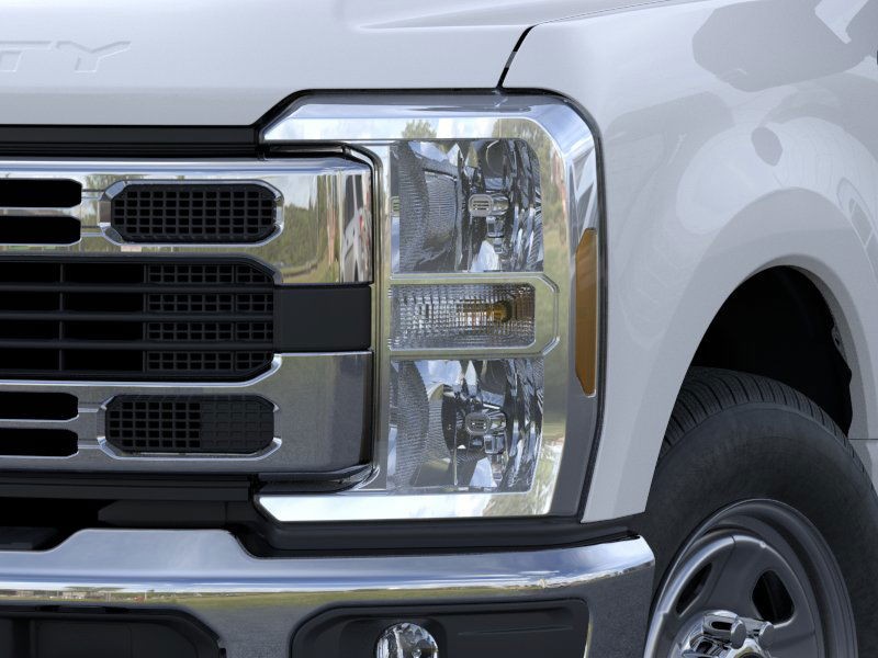 Ford Super Duty F-350 SRW Vehicle Full-screen Gallery Image 18