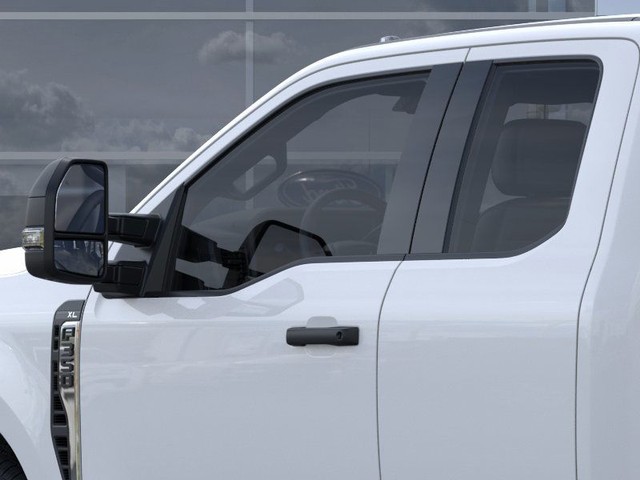 Ford F-350SD Vehicle Full-screen Gallery Image 20