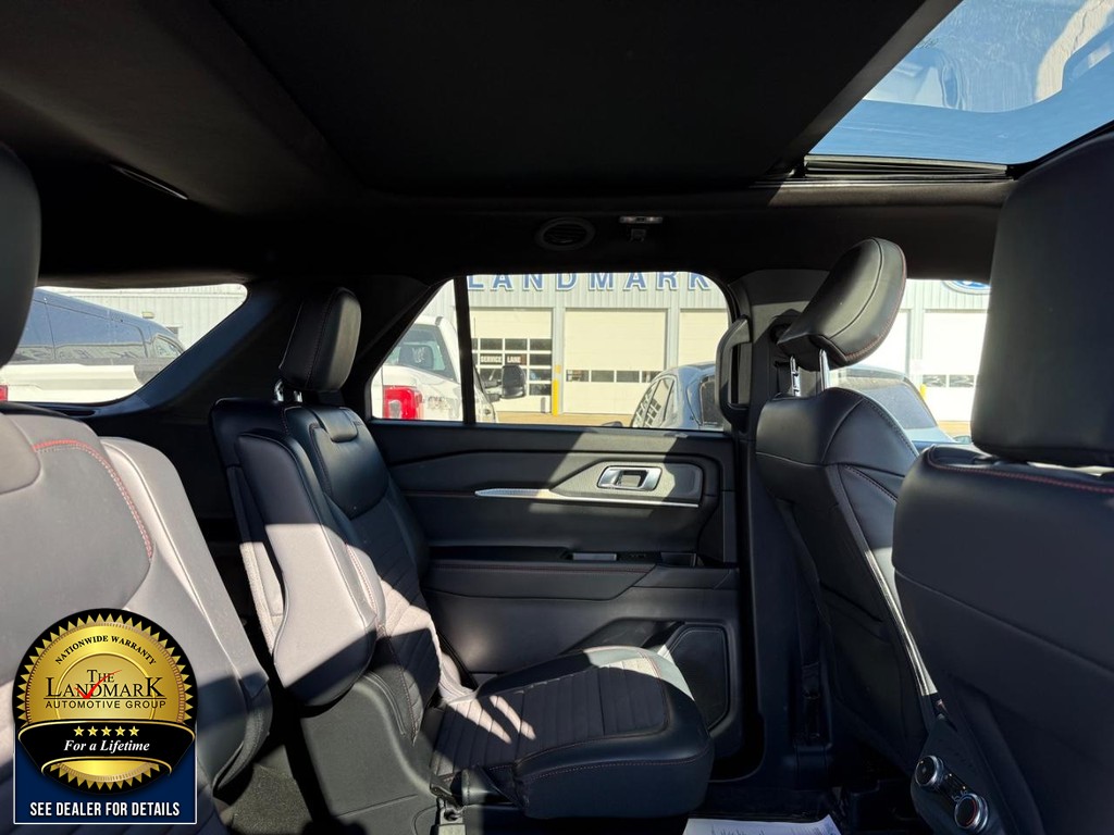 Ford Explorer Vehicle Full-screen Gallery Image 16