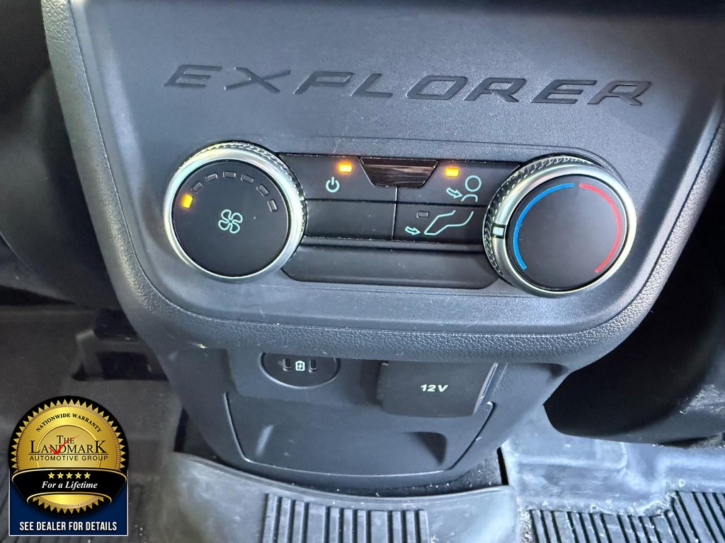 Ford Explorer Vehicle Full-screen Gallery Image 17