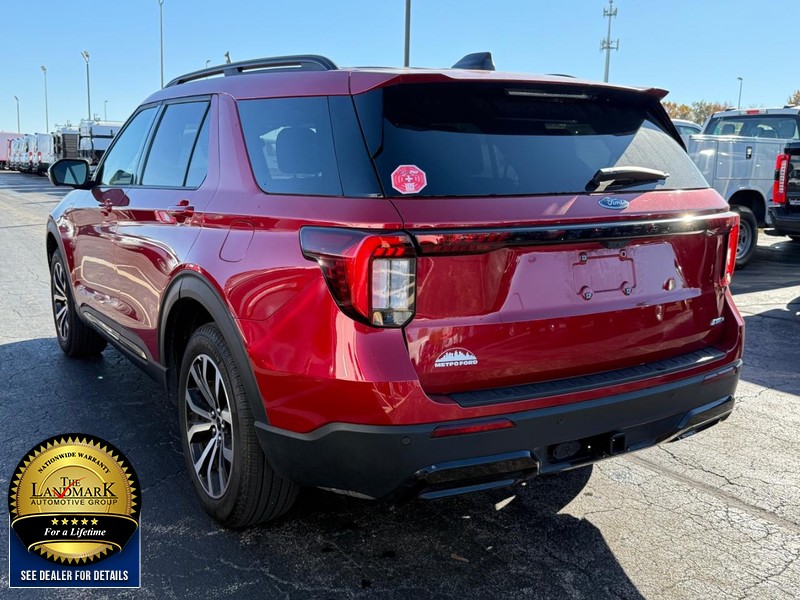 Ford Explorer Vehicle Full-screen Gallery Image 6