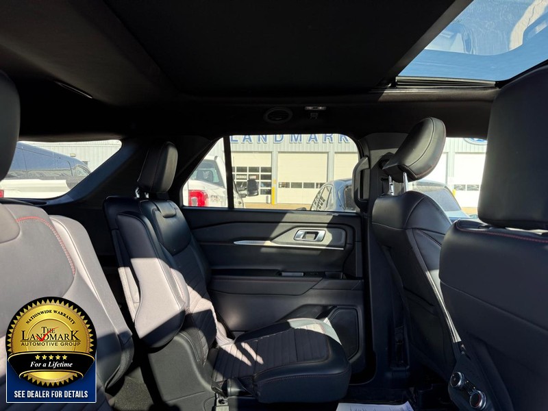Ford Explorer Vehicle Full-screen Gallery Image 16