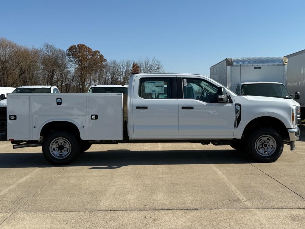 Ford Super Duty F-250 SRW Vehicle Full-screen Gallery Image 2